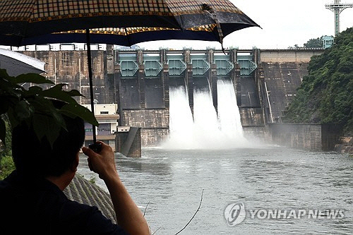 장맛비에 충주댐 올해 첫 수문 방류 [연합뉴스]